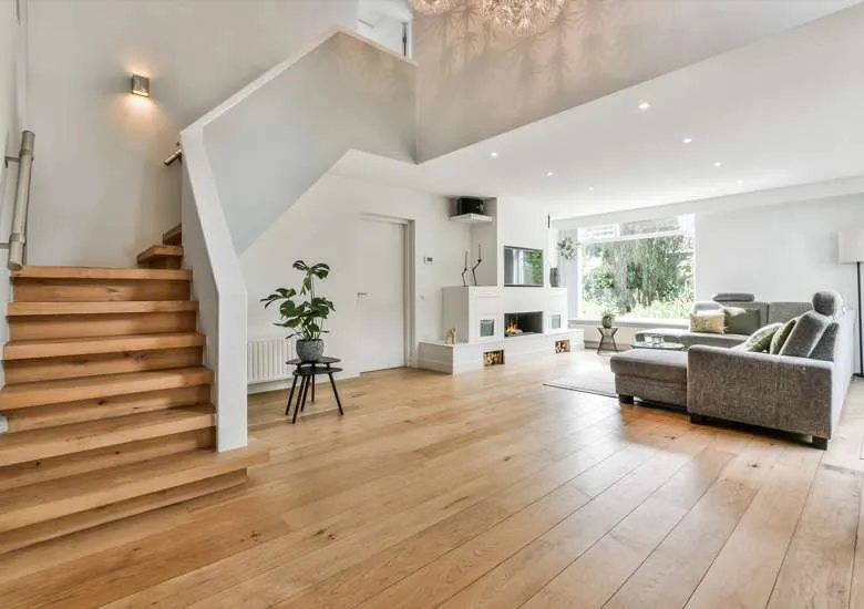 Home with stunning hardwood floors, ready to sell